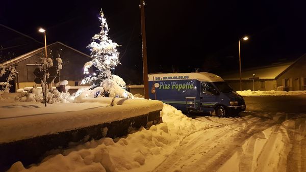 Le camion Pizz'Popotte un soir d'hiver, près du sapin illuminé