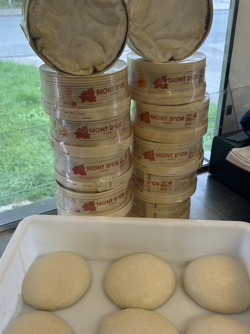 Boîtes de Mont d'Or et pâtons prêts