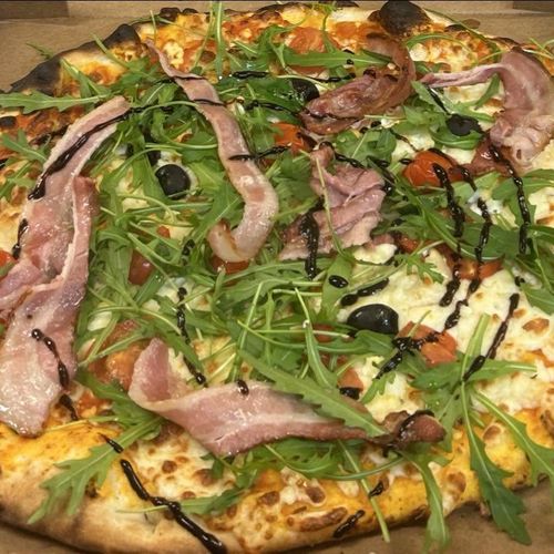 Pizza bacon et roquette au balsamique