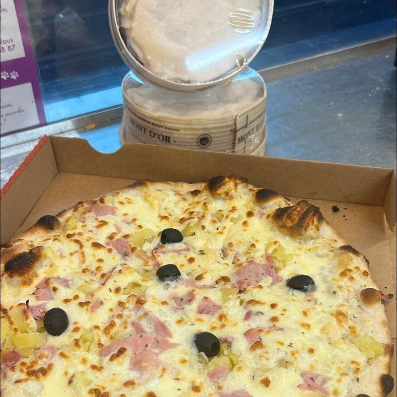 Pizza au Mont d'Or, jambon et pommes de terre
